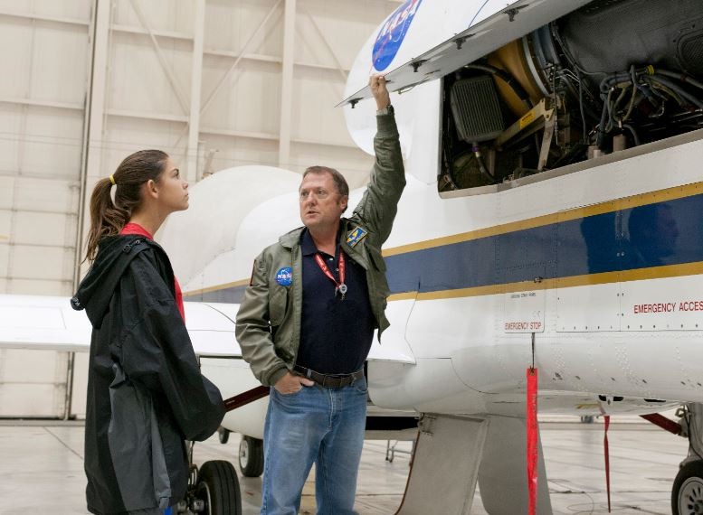 Alyssa Carson durante aprendizado sobre aviões com o piloto Tom Miller (Foto: NASA)