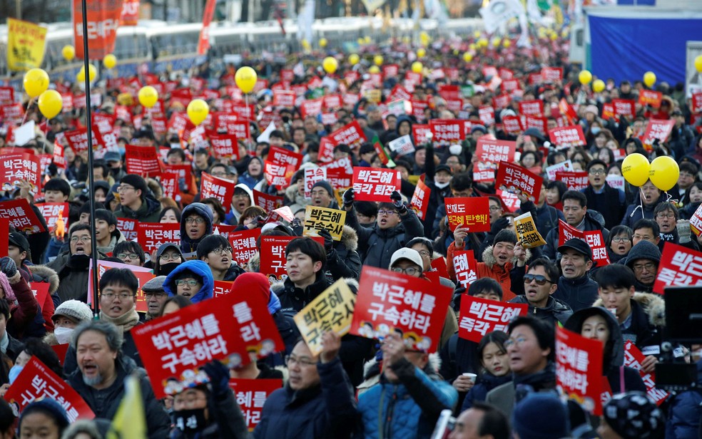 Manifestantes durante protesto em Seul Neste sábado (10) (Foto: Kim Hong-Ji/Reuters)