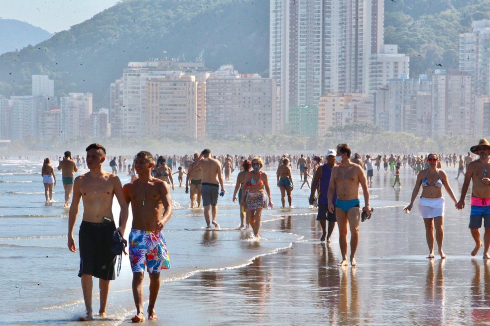 Banhistas lotam praias de Santos, SP, pelo segundo dia consecutivo — Foto: Vanessa Rodrigues/A Tribuna Jornal