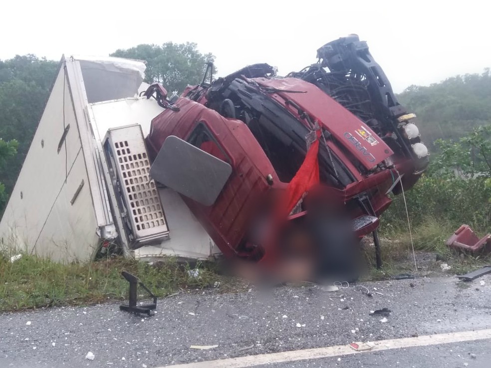 Após o acidente, caminhão ficou destruído na BR-402 — Foto: Ribamar Sousa