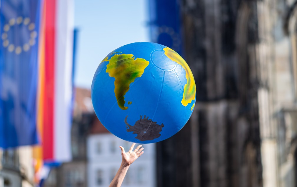 Greve pelo Clima: Em Muenster, na Alemanha, um estudante levanta um globo inflável para protestar contra as mudanças climáticas — Foto: Guido Kirchner / dpa / AFP