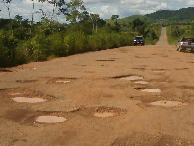 Buracos causam prejuízos aos condutores que precisam trafegar pela TO-164 (Foto: Claudemir Macedo/TV Anhanguera)