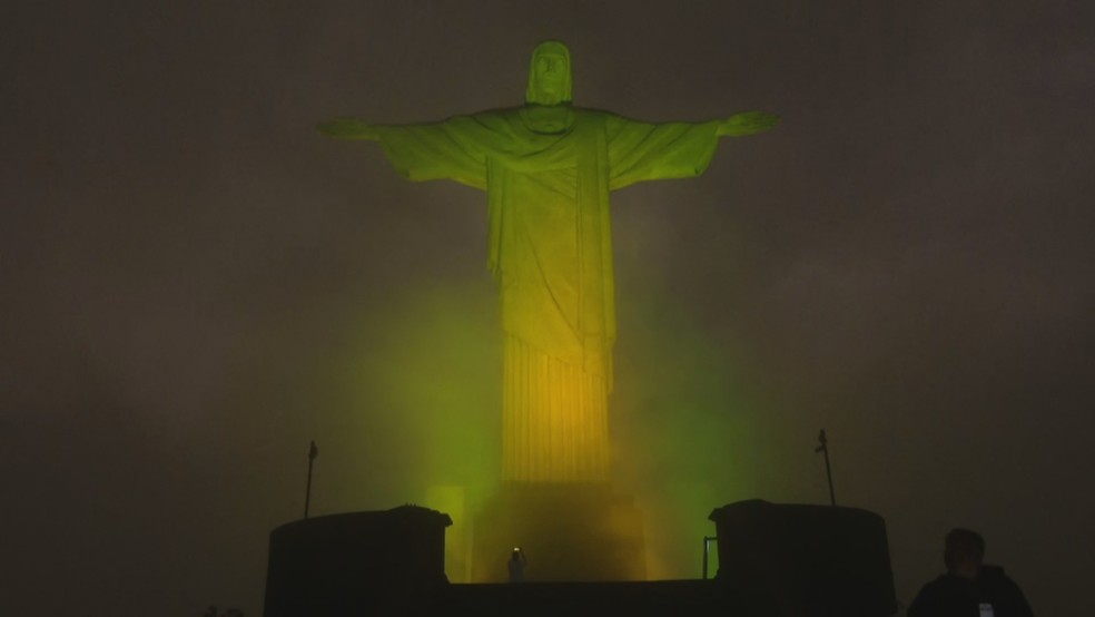 Cristo Iluminado em homenagem a Pelé — Foto: Reprodução/GloboNews