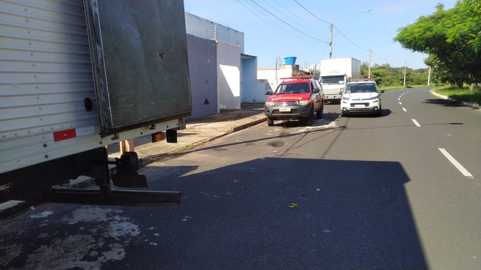 Caminhão envolvido em acidente com moto em Uberlândia — Foto: Corpo de Bombeiros/Divulgação