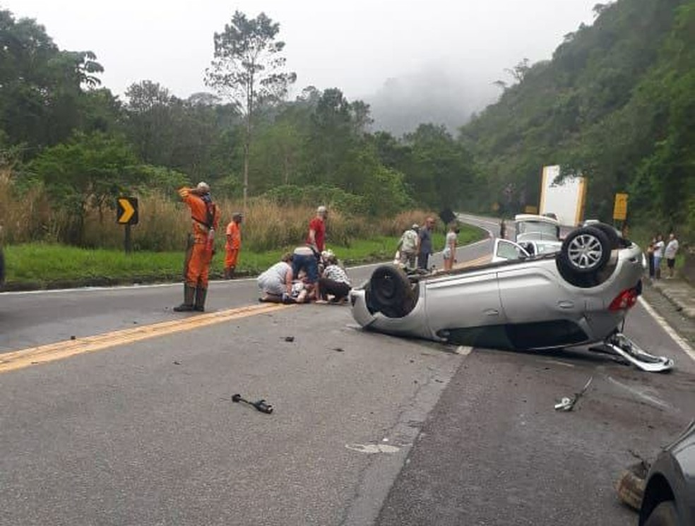 Passageira ficou gravemente ferida e foi encaminhada para o PS de Bertioga, SP — Foto: Reprodução/Aconteceu em Bertioga