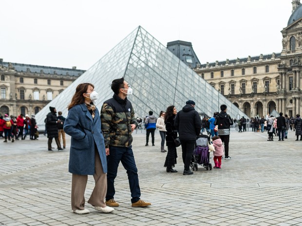 Museu do Louvre fecha devido a pandemia do coronavírus em Paris (Foto: Getty Images)