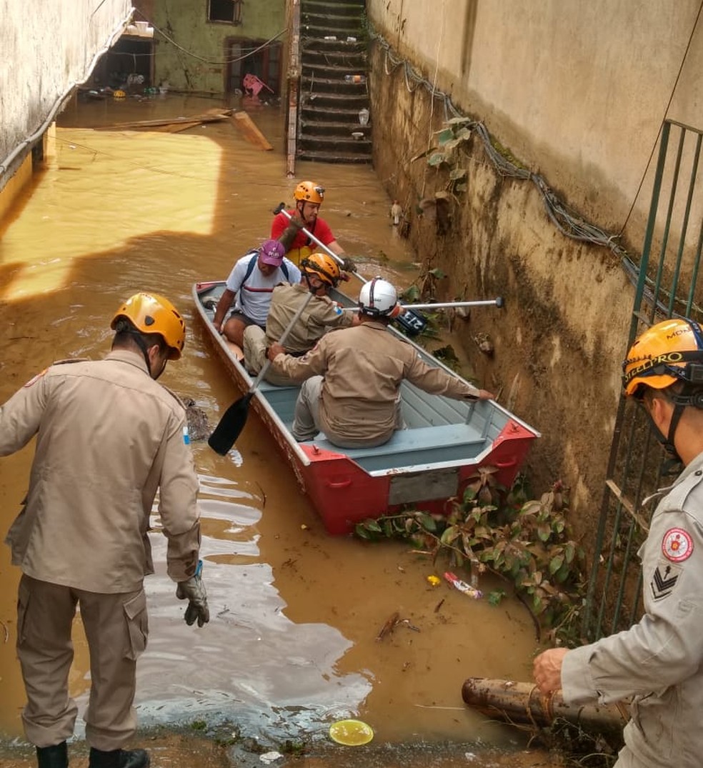 Homem foi resgatado na manhã desta sexta-feira (3) e estava preso em casa desde a tarde de quinta (2) — Foto: Divulgação/Corpo de Bombeiros