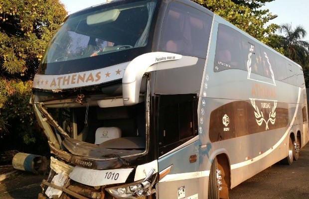 Ônibus que levava pacientes para tratamento bate e deixa seis feridos em Goiás (Foto: Divulgação/PRF)