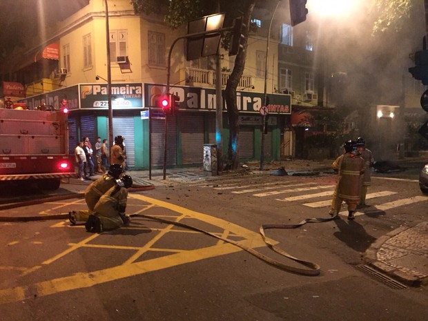 Bueiro explodiu em Copacabana (Foto: Felippe Coaglio/TV Globo)