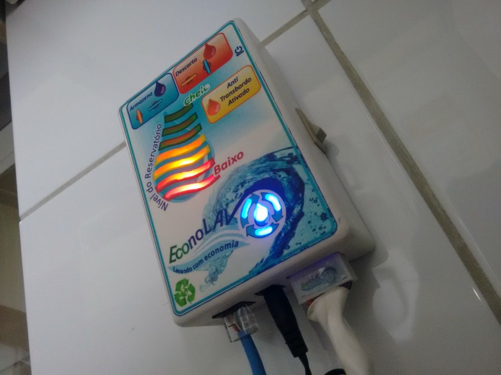 Detalhe do 'EconoLav', sistema criado por bombeiro do DF que ajuda a economizar água durante ciclo da máquina de lavar roupas  (Foto: Arquivo pessoal )