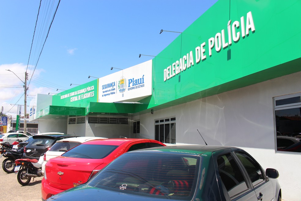 Suspeitos foram levados para a Central de Flagrantes de Teresina — Foto: Lucas Marreiros/g1