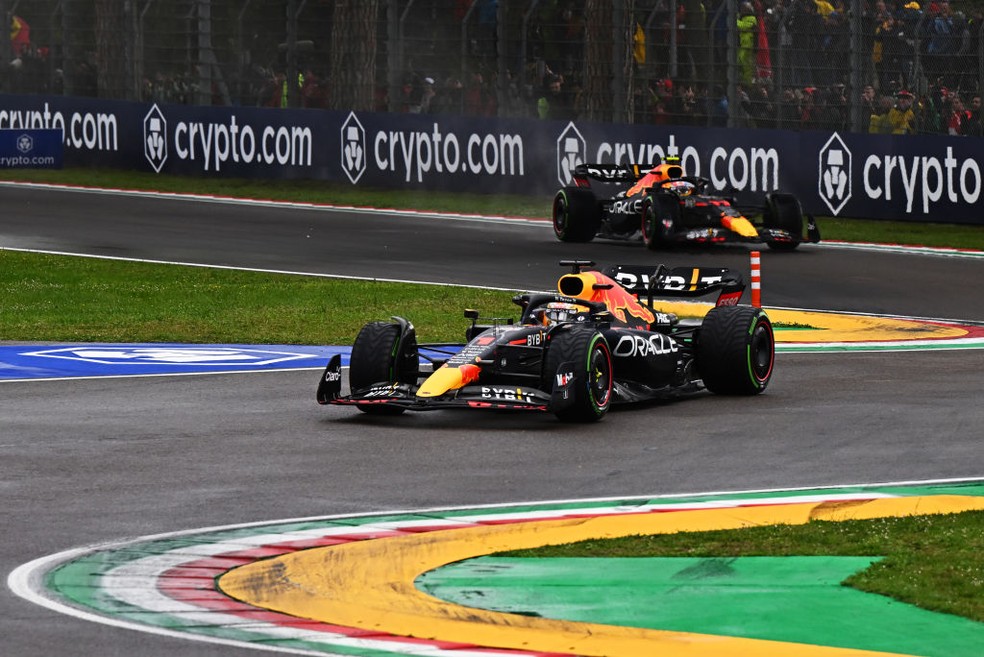 Verstappen e Perez pularam na frente na largada — Foto: Clive Mason / Getty Images