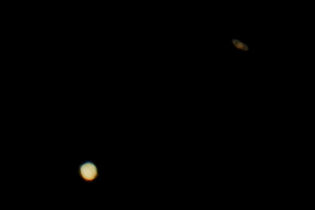 21 de dezembro de 2020 – Júpiter (abaixo) e Saturno (acima) são registrados no céu durante a grande conjunção vista em La Línea de la Concepción, no sul da Espanha  — Foto: Jon Nazca/Reuters