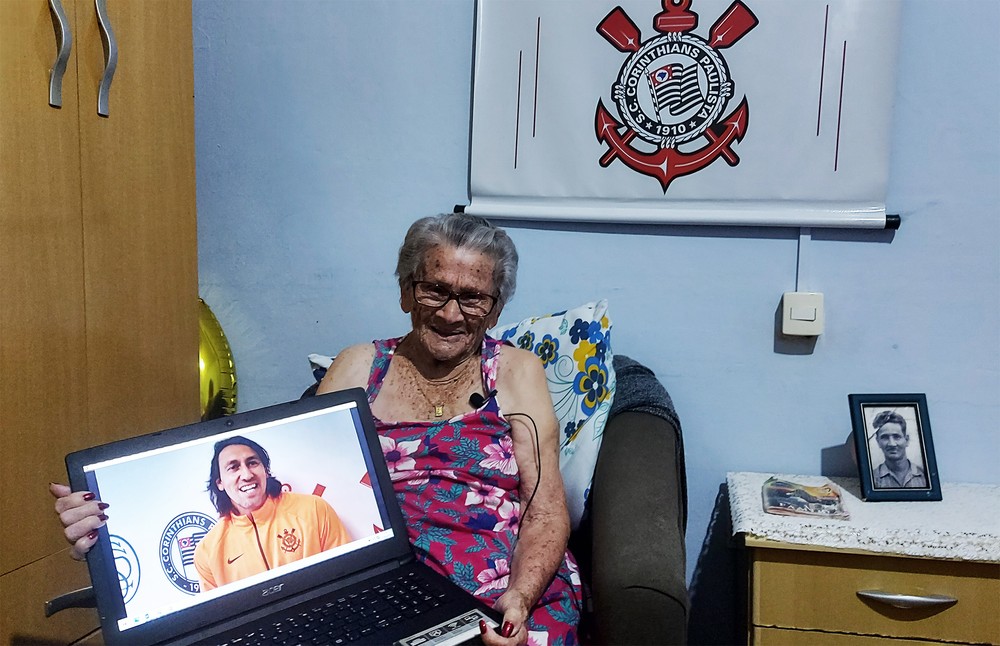 Torcedora do Corinthians de 99 anos se emociona com mensagem de aniversário de Cássio