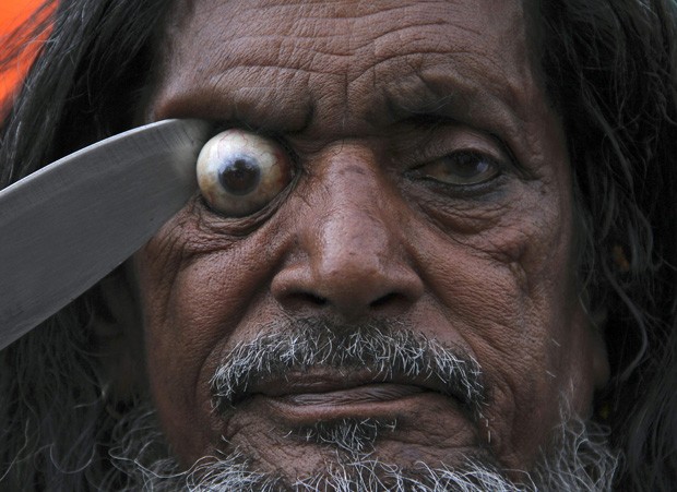Mostrando 'nervos de aço' e sem esboçar reação de dor, homem fez olho saltar durante evento religioso em Ajmer, na Índia (Foto: Himanshu Sharma/Reuters)