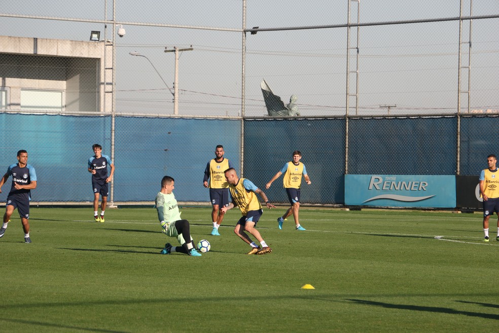 Luan dribla Grohe durante treino (Foto: Eduardo Moura)