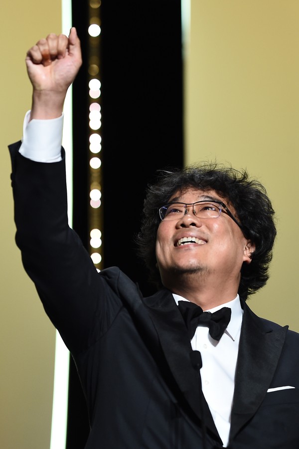 CANNES, FRANCE - MAY 25: Bong Joon-Ho celebrates after receiving the Palme d'Or award for the film "Parasite" at the Closing Ceremony during the 72nd annual Cannes Film Festival on May 25, 2019 in Cannes, France. (Photo by Pascal Le Segretain/Getty Images (Foto: Getty Images)