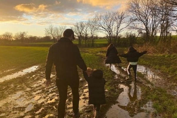 O músico Matt Willis com as filhas (Foto: Instagram)
