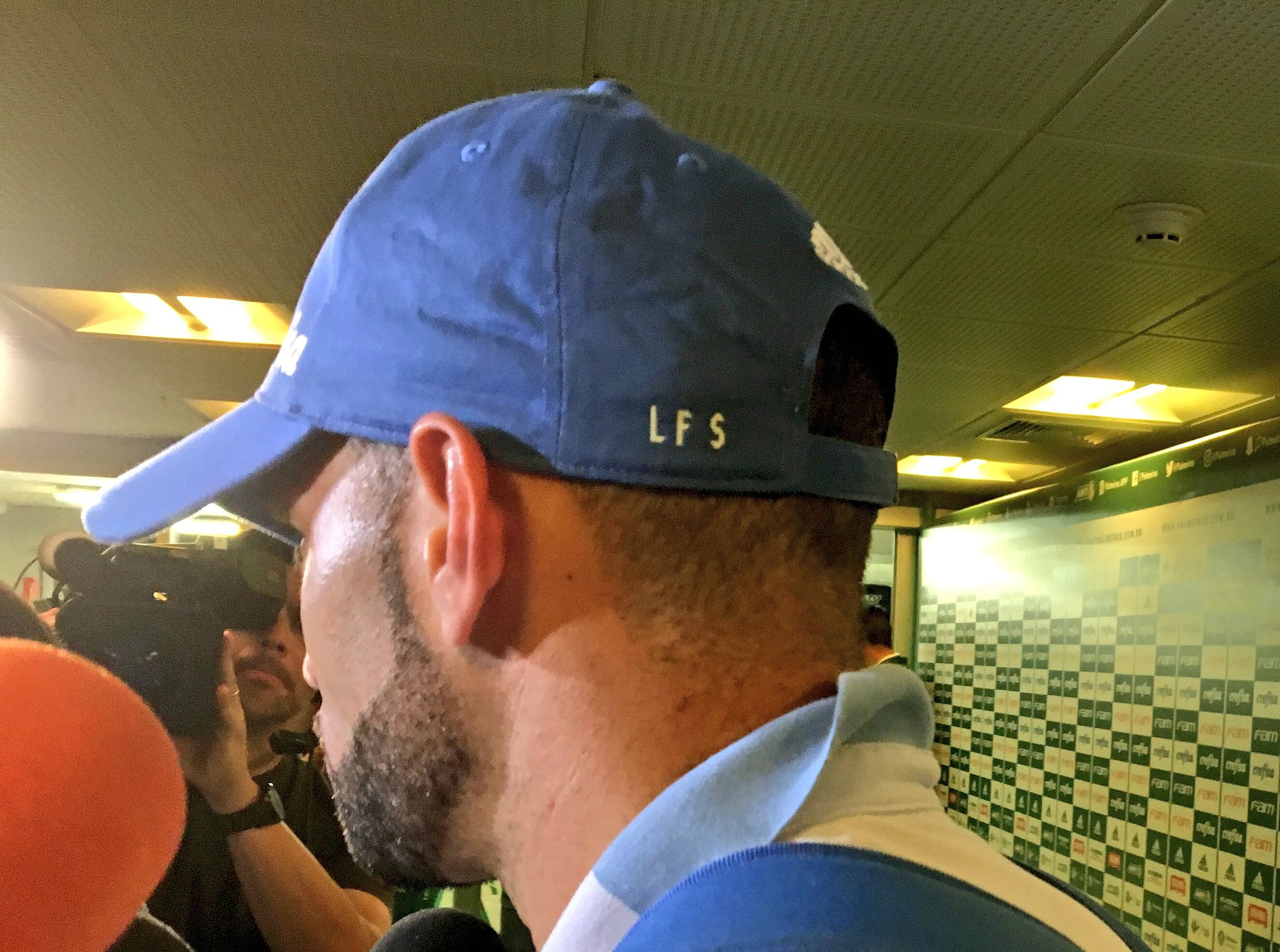 Weverton deixa arena com boné de Felipão sem querer: 