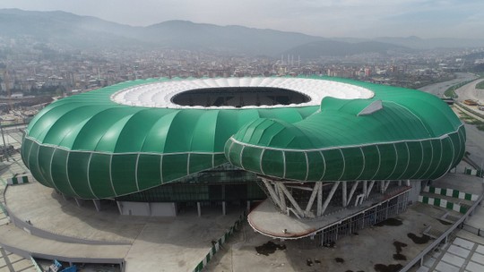 Estádio em formato de jacaré na Turquia é destaque em partida pelas eliminatórias da Eurocopa