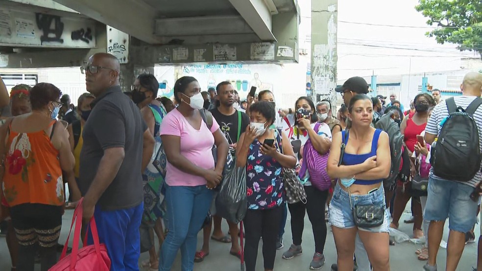 Passageiros esperam em estao do BRT em Madureira, na Zona Norte do Rio  Foto: Reproduo/ TV Globo