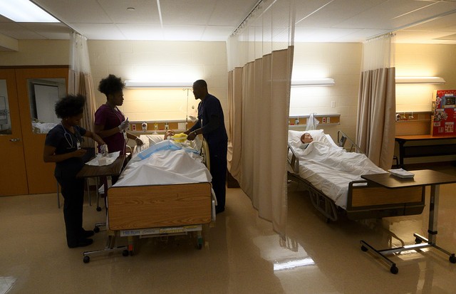 Student nurses Chukwuka Asakwe, Nazarine Beweh and Nicole Obisie attend to a Patient CareManikin in a training simulation at an education lab of the License Practical Nursing program at Delaware County Technical School in Broomall, PA, on January 28, 2020 (Foto: NurPhoto via Getty Images)