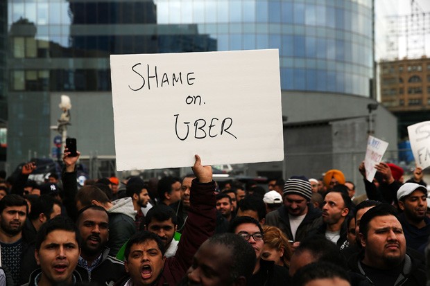 Motoristas protestam contra o Uber após mudança no corte por notas, em fevereiro de 2016 (Foto: Spencer Platt/Getty Images)