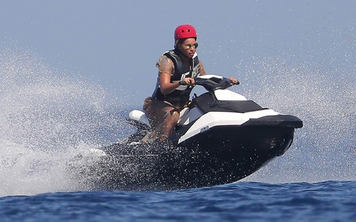 Beyoncé anda de jet ski em Capri e causa alvoroço com turistas - Quem ...