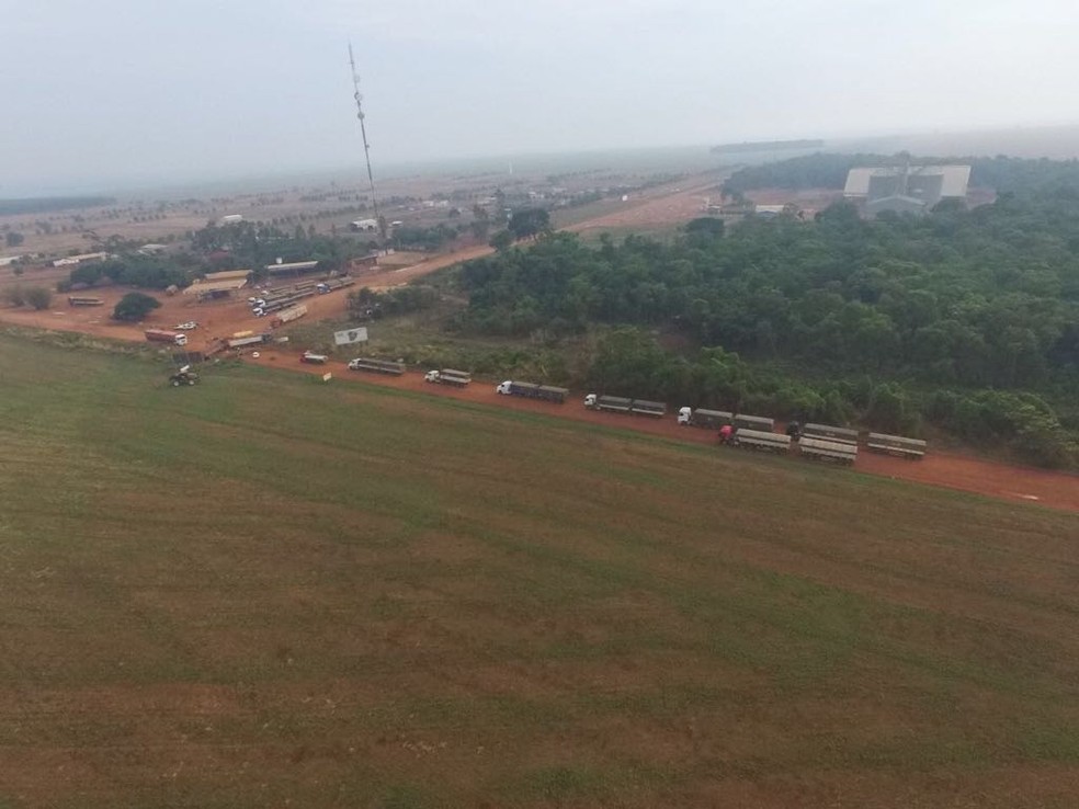 Caminhões fazem fila na BR-158 durante protesto de moradores  (Foto: Doralice Araújo Santos/Divulgação)