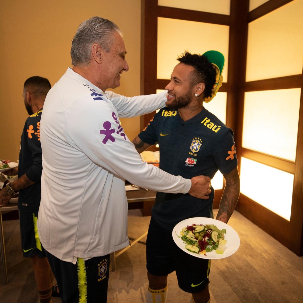 Neymar cumprimenta Tite após se apresentar à Seleção — Foto: CBF