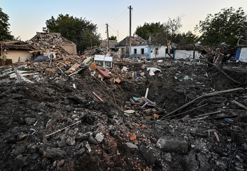 Foto mostra destroços após ataque russo que atingiu estação de trem em Dnipropetrovsk, na Ucrânia — Foto: Dmytro Smolienko/REUTERS