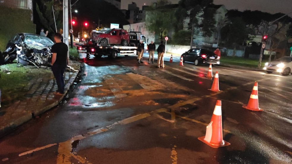 Acidente aconteceu na noite de sexta-feira (17), entre as avenidas  Guilherme Pugsley e Água Verde, em Curitiba  — Foto: Ricardo Muiños/RPC 