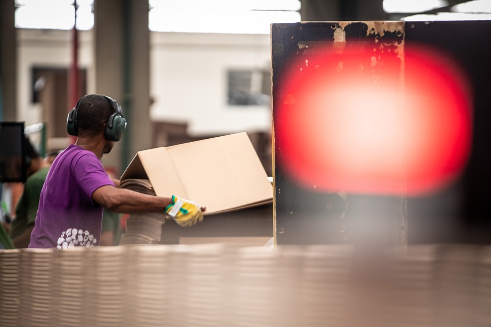 Indústria brasileira encolhe, afetada por baixa competitividade e demanda ainda fraca; na foto, fábrica de papelão ondulado para embalagens no interior de São Paulo — Foto: Fabio Tito/G1