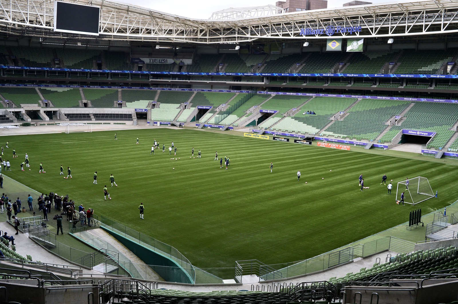 Equipes sub-17 e sub-20 também treinam no gramado sintético do Allianz