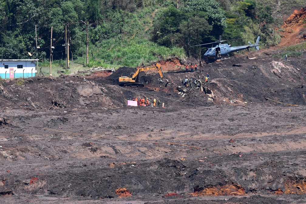 Agentes do Corpo de Bombeiros e brigadistas continuam trabalhando na escavaÃ§Ã£o do local onde estÃ£o dois Ã´nibus soterrados,no sexto dia de buscas por vÃ­timas, apÃ³s o rompimento da barragem de rejeitos da mineradora Vale, no municÃ­pio deÂ BrumadinhoÂ (MG) nesta quarta-feira (29) â€” Foto: Alex de Jesus/O Tempo/EstadÃ£o ConteÃºdo