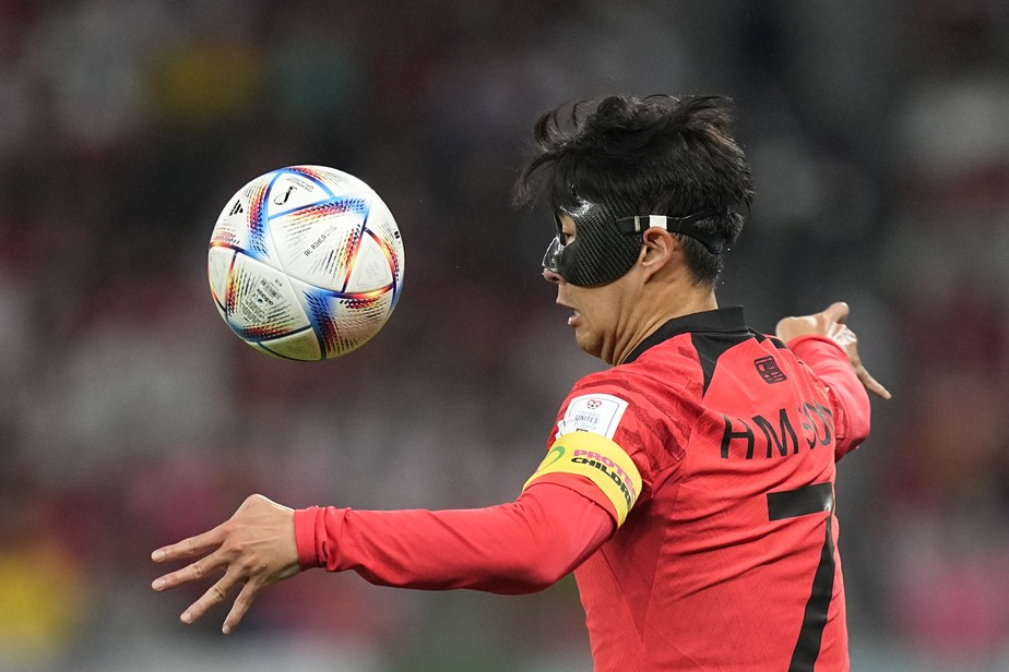 O atacante Son Heung-min, da Coreia do Sul, controla a bola