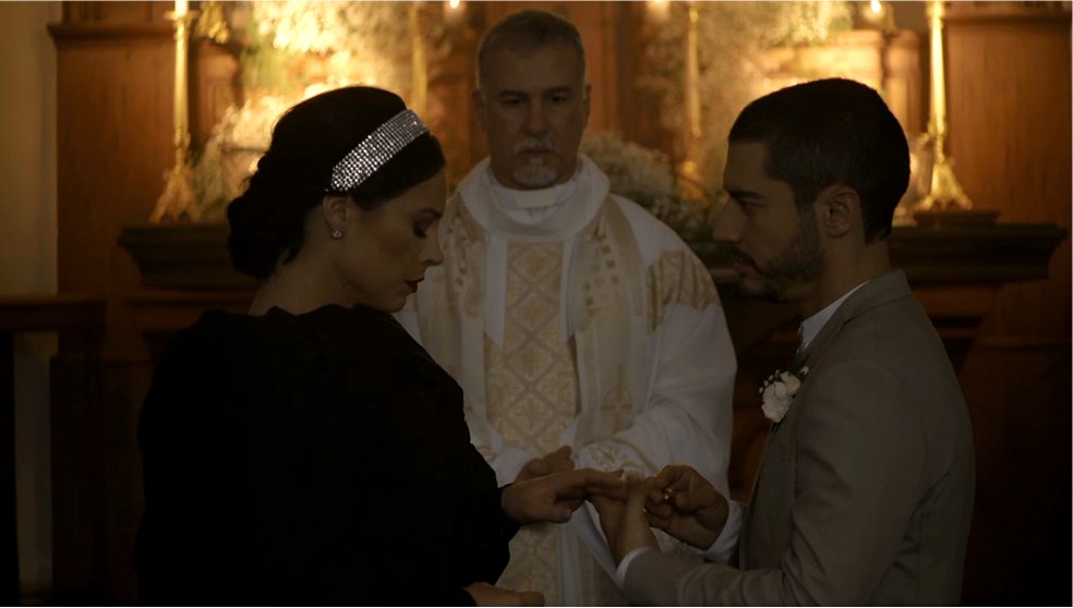 Em 'A Dona do Pedaço', Vivi (Paolla Oliveira) se vê obrigada a casar com Camilo (Lee Taylor) — Foto: TV Globo