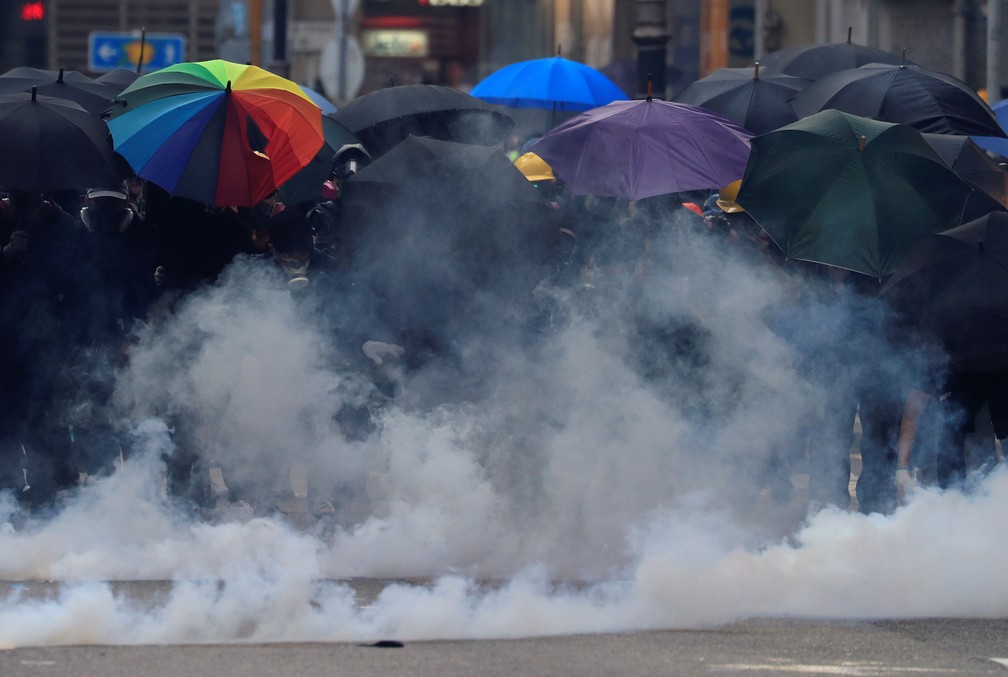 Manifestantes contra o governo se protegem com guarda-chuvas durante manifestação em Hong Kong, nesta terça-feira (1º)  — Foto: Jorge Silva/ Reuters