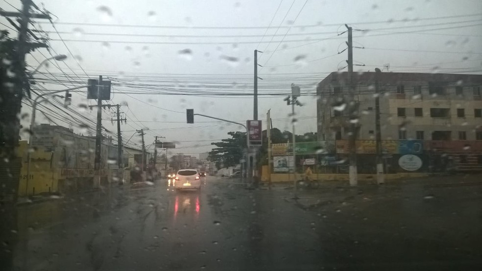 Semáforos estão apagados em alguns bairros de Maceió — Foto: Waldson Costa/G1 AL