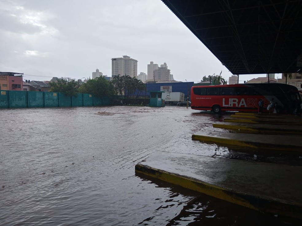 Alagamento no Terminal Rodoviário de Piracicaba — Foto: Deovaldo Rodrigues