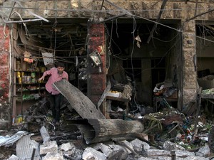 Homem vê destroços de mercado na cidade de Maarat al-Numan, na Síria, nesta terça-feira (19) (Foto: REUTERS/Ammar Abdullah)