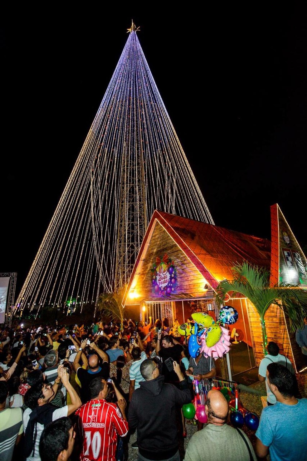Centenas de pessoas foram até a praça de Mirassol na noite desta segunda — Foto: Rogério Vital