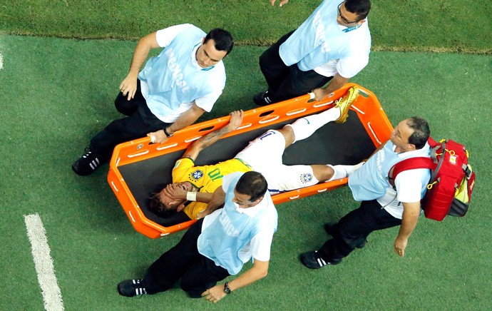 Neymar machucado jogo Brasil x Colômbia (Foto: Reuters)