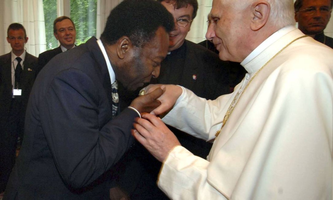 O PAPA Bento XVI recebe o beijo de Pelé em evento na Alemanha pouco após assumir a função, em 2005  — Foto: Katharina Ebel / Reuters