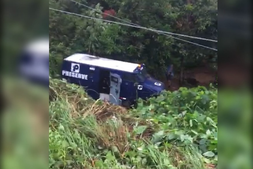 Motorista perde controle da direção e carro-forte cai em ribanceira no Ceará