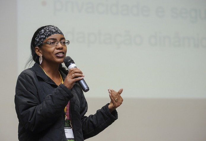 Juliana Oliveira na palestra IoT: Things or People? (Foto: Divulgação/Camila Cunha - FISL)