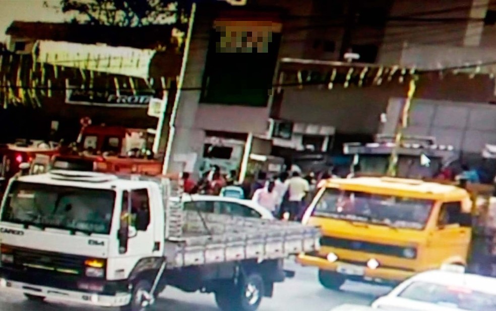 Acidente com caminhÃ£o deixa feridos em Salvador na manhÃ£ desta terÃ§a-feira (17) (Foto: ReproduÃ§Ã£o/Twitter)
