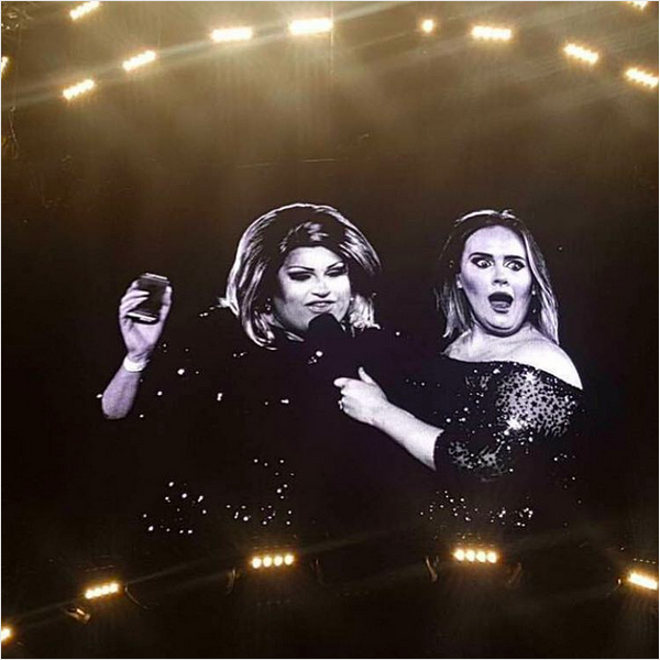 A cantora Adele com sua fã no show na Austrália (Foto: Instagram)