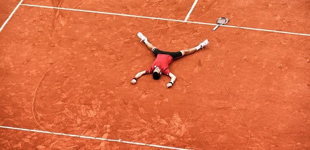 Djokovic deita no coração desenhado no centro da quadra em homenagem a Guga (Foto: Reprodução)