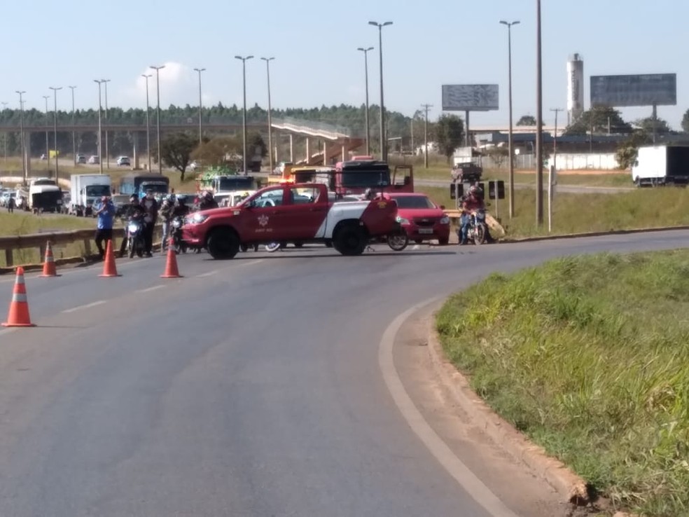 Corpo de Bombeiros interdita BR-070 para resgate de vítimas de acidente — Foto: CBMDF/Divulgação 